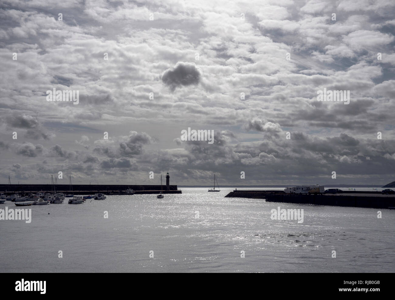 Hafeneinfahrt von Binic, Bretagne bei Flut und Gegenlicht Foto Stock