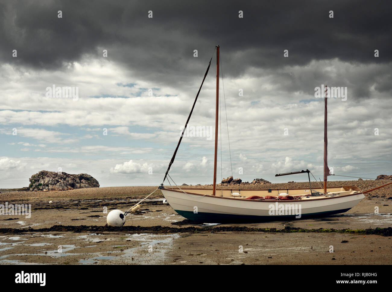 Durch die ebbe trocken gelegtes Segelboot in der Bretagne Foto Stock