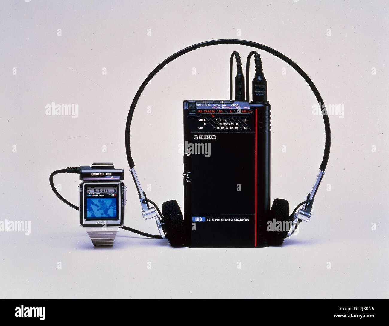 Il 1982 Seiko Watch TV e Walkman, era un orologio da polso con schermo TV integrato. Il Guinness dei primati ha dimostrato, nella sua edizione 1984, la SEIKO TV-Guarda come 'smallest TV nel mondo". Il TV-guarda da HATTORI SEIKO CO. LTD è stata presentata a Tokyo durante l'estate del 1982 Foto Stock