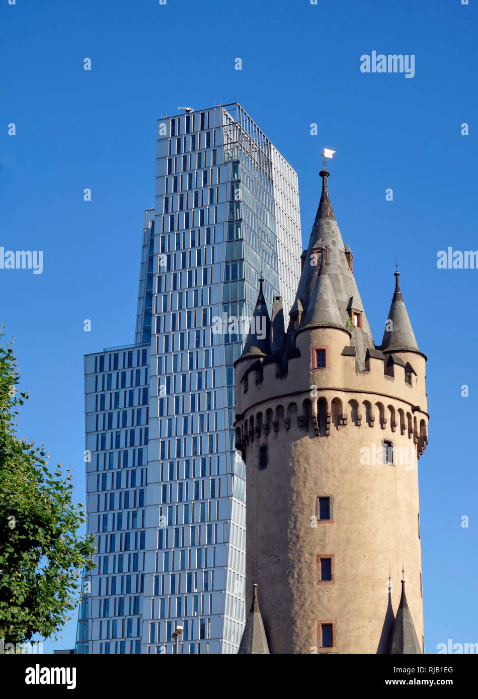 Germania, Hesse, Frankfurt am Main, Eschenheimer tower con edificio per uffici Foto Stock