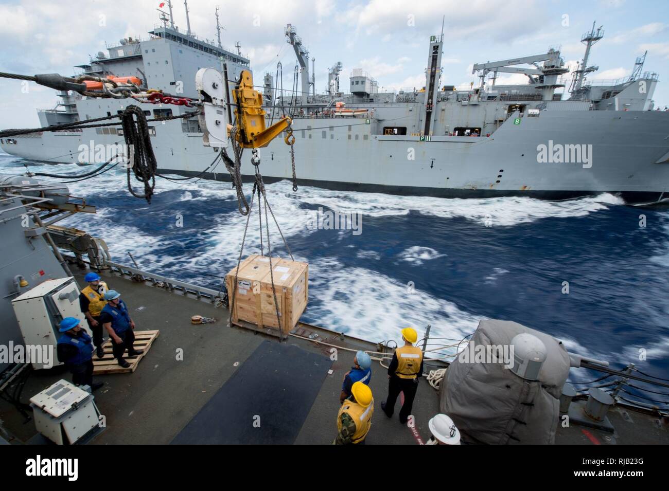 Acque ad est del Giappone (nov. 5, 2016) velisti assegnati al distribuita Arleigh Burke-class guidato-missile destroyer USS Barry (DDG 52) inviare un pallet dalla metà nave stazione di rifornimento per i militari Sealift Command (MSC) Trasporto di carichi secchi e munizioni nave USNS Charles Drew (T-AKE 10) durante un rifornimento in mare come una parte di grande spada 17 (KS17). KS17 è una biennale, Presidente del Comune di capi di Stato Maggiore-diretto, U.S. Pacifico Comando-sponsorizzato la formazione sul campo di allenamento (FTX). KS17 è progettato per soddisfare la difesa reciproca obiettivi aumentando combat readiness e interoperabilità tra Ja Foto Stock