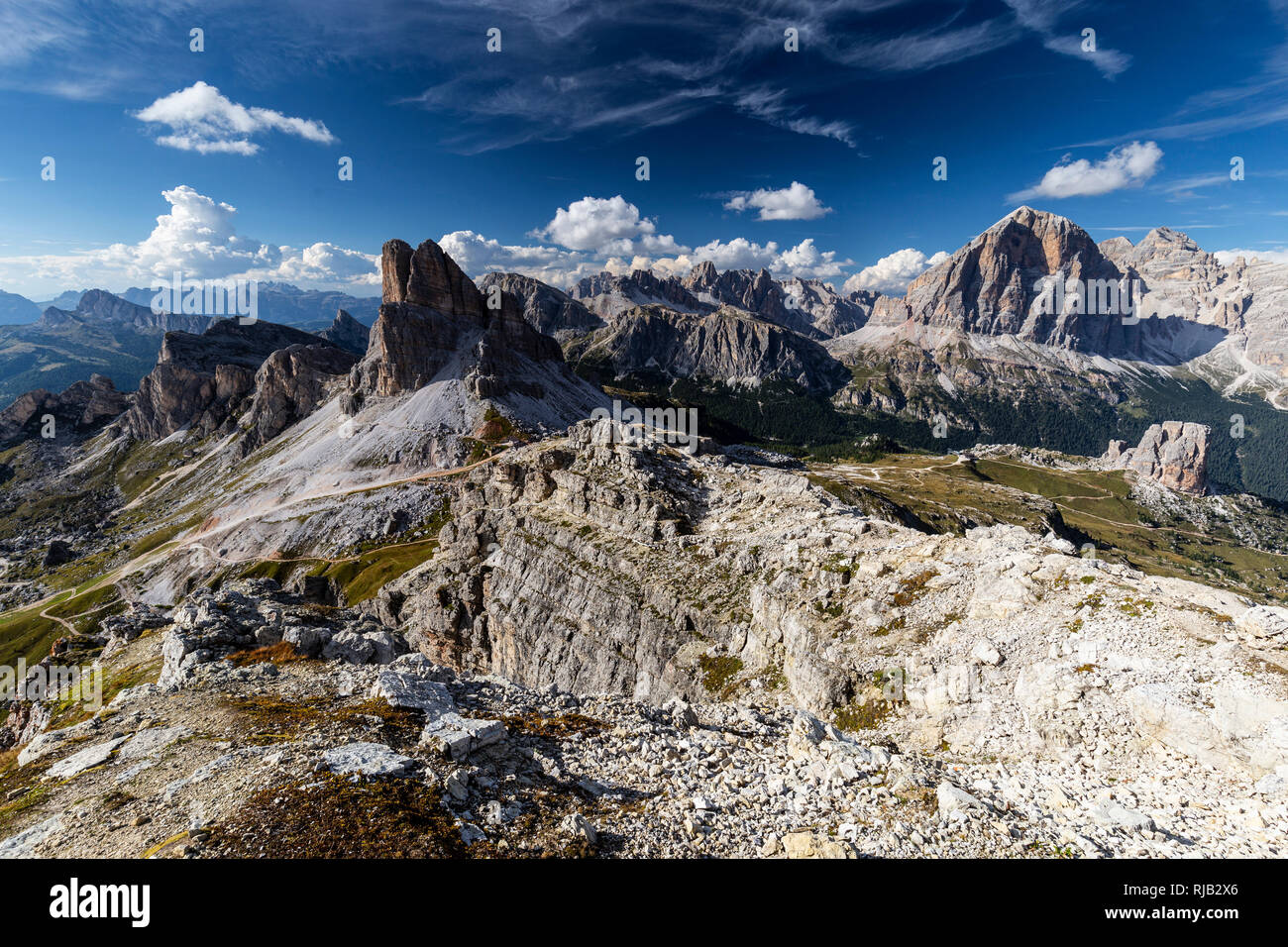 L'Europa, Italia, alpi, Dolomiti, montagne, Cinque Torri, Tofane, Cristallo, vista dal Rifugio Nuvolau Foto Stock