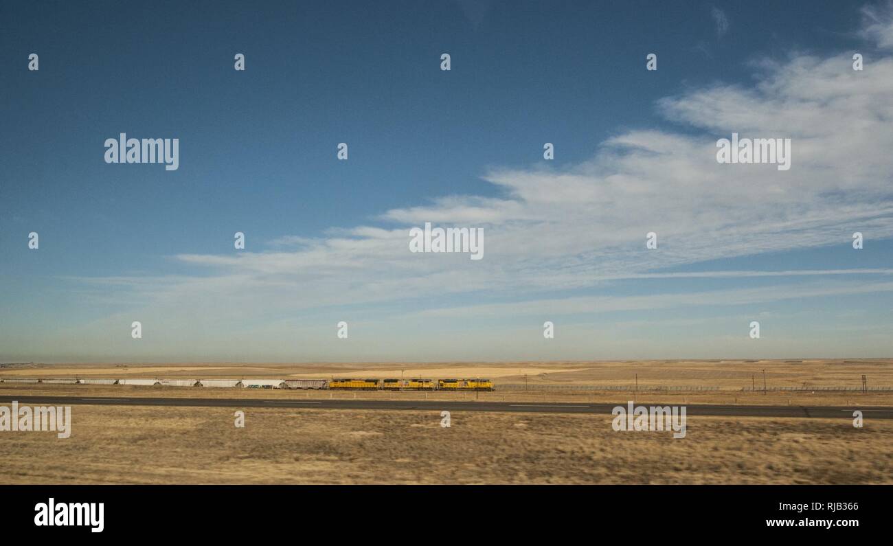 Un Union Pacific treno è passato dal missile 320Squadron missileers viaggiare per un missile alert facility da F.E. Warren Air Force Base, Wyo., nov. 5, 2016. Missileers può viaggiare attraverso fino a tre membri per raggiungere il loro assegnati MAF. Foto Stock