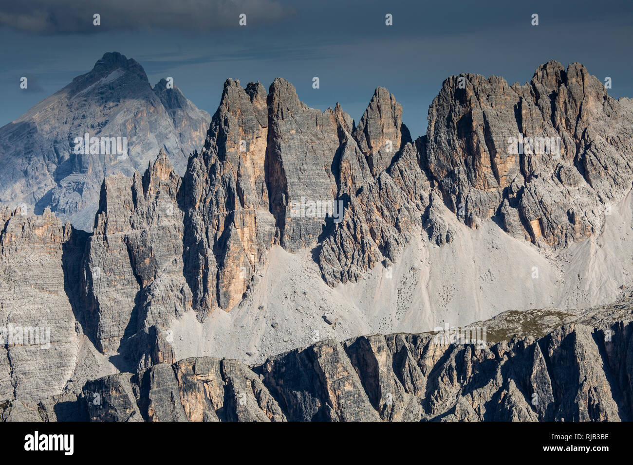 L'Europa, Italia, alpi, Dolomiti, montagne, Croda da Lago, Formin, vista dal Rifugio Nuvolau Foto Stock