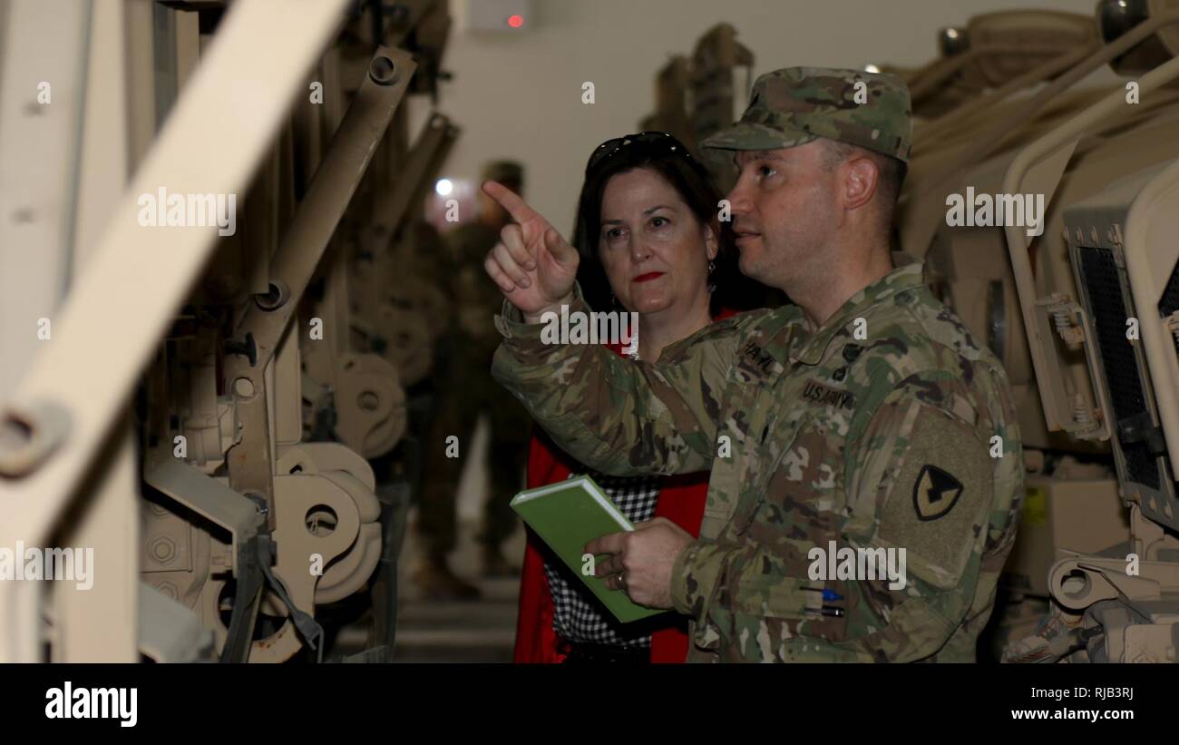 Gli onorevoli Katherine Hammack, assistente del segretario dell'esercito per le installazioni, energia e ambiente, ascolta un APS-5 Descrizione magazzino durante la sua visita a Camp Arifjan, Kuwait, agli inizi di novembre. Durante la sua visita, ha incontrato con i dirigenti senior in materia di politica energetica, la strategia e il futuro. Foto Stock