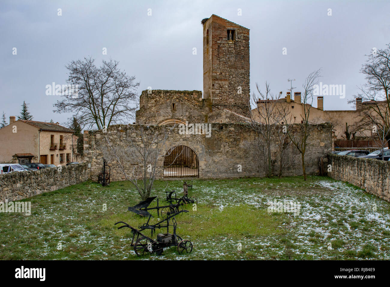 A Pedraza, Segovia, Spagna; Marzo 2018: vista delle rovine di una chiesa di Pedraza Borgo Medievale Foto Stock