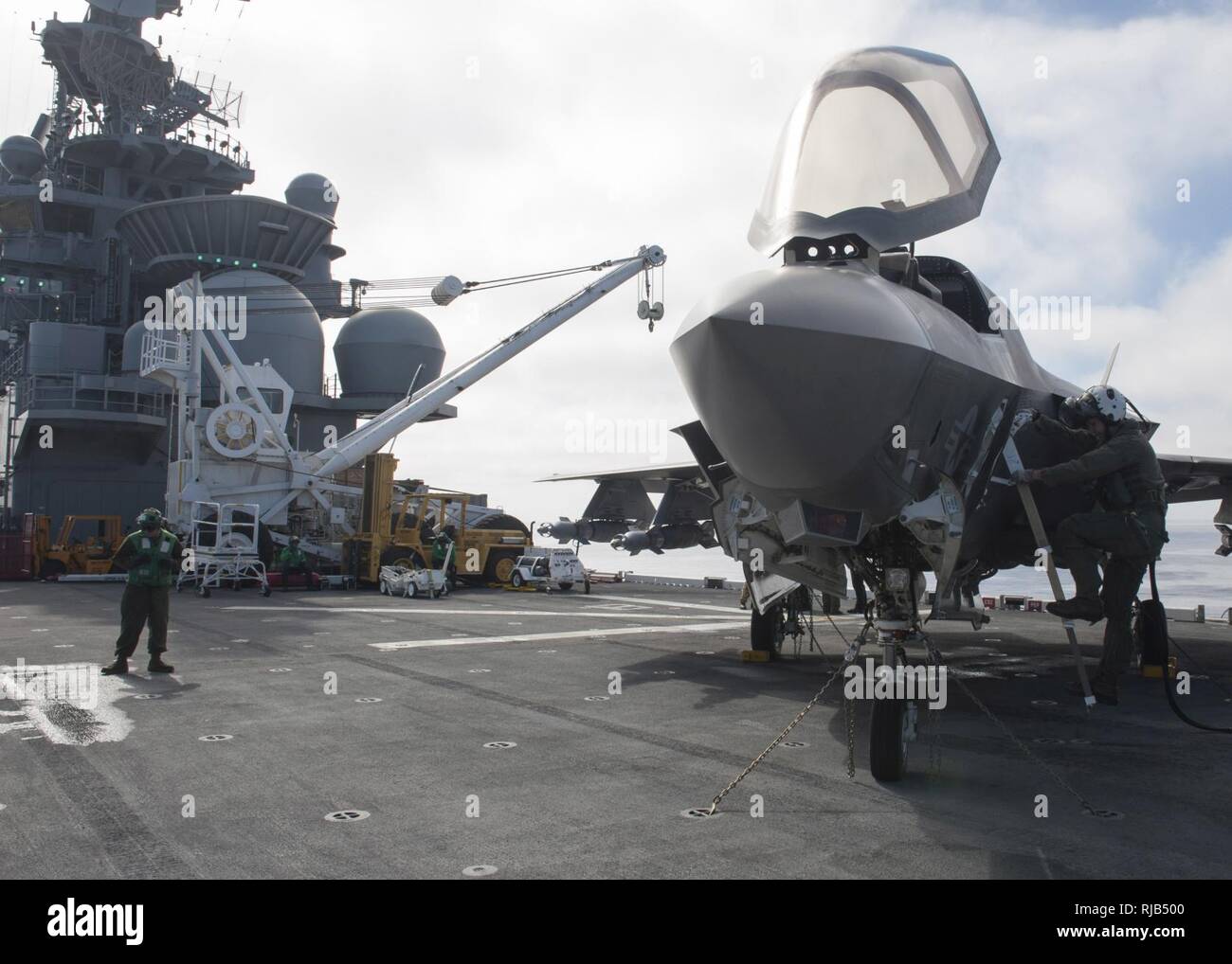 Oceano Pacifico (nov. 5, 2016) il Royal Air Force pilota di prova e Squadron Leader Andy Edgell entra nella cabina di pilotaggio di un F-35B Lightning II aeromobili equipaggiati con inerte di 500-pound GBU-12 Paveway II laser-test guidato bombe sul ponte di volo di assalto anfibio nave USS America (LHA 6) durante le operazioni di volo. La F-35B breve decollo/atterraggio verticale (STOVL) variante è il primo al mondo STOVL supersonico Stealth aeromobili. America, con marine Prova di funzionamento e valutazione Squadron 1 (VMX-1), Marine Fighter Squadron di attacco 211 (VMFA-211) e la prova in aria e valutazione Squadron 23 (VX-23) impegnati, sono u Foto Stock