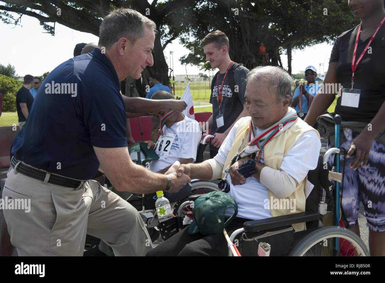 Air Force capo del personale gen. Dave Goldfein si congratula con un Kadena atleta degli Special Olympics nov. 5, 2016 a Kadena Air Base, Giappone. La Kso è una giornata di sport, arte e intrattenimento evento con più di 880 atleti e artisti partecipanti in una giornata di gara, musica e un riconoscimento speciale. Foto Stock