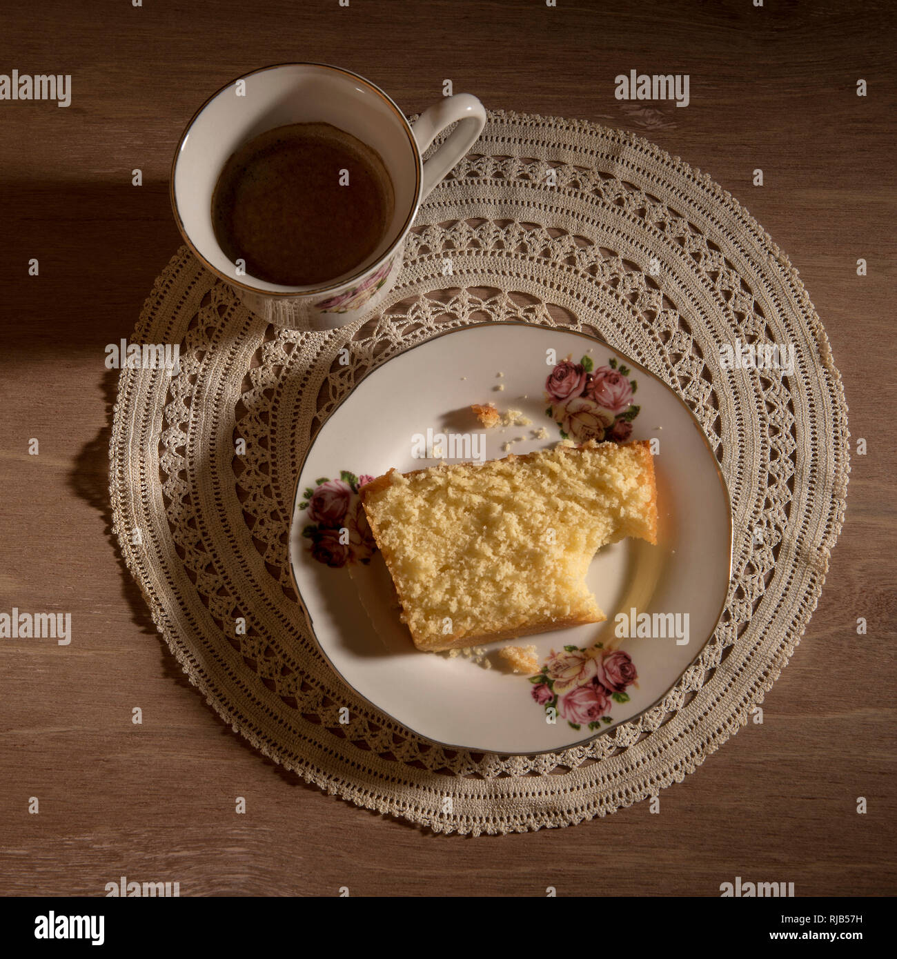 Retrò tazza di caffè e una fetta di torta su un retro vintage tovaglia di pizzo Foto Stock