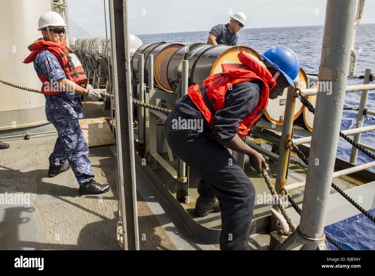 Oceano Pacifico (nov. 7, 2016) Petty Officer 2a classe Kazuhiko Iwanatsu heaves linea per piccole operazioni in barca a bordo amphibious dock landing ship USS Comstock (LSD 45) durante l'appassionato di spada 17. Appassionato di spada 17 è un giunto e bilaterali di formazione sul campo di allenamento (FTX) tra gli Stati Uniti e le forze giapponesi intende aumentare la prontezza e l'interoperabilità nell'ambito di Stati Uniti e Giappone di alleanza. Foto Stock