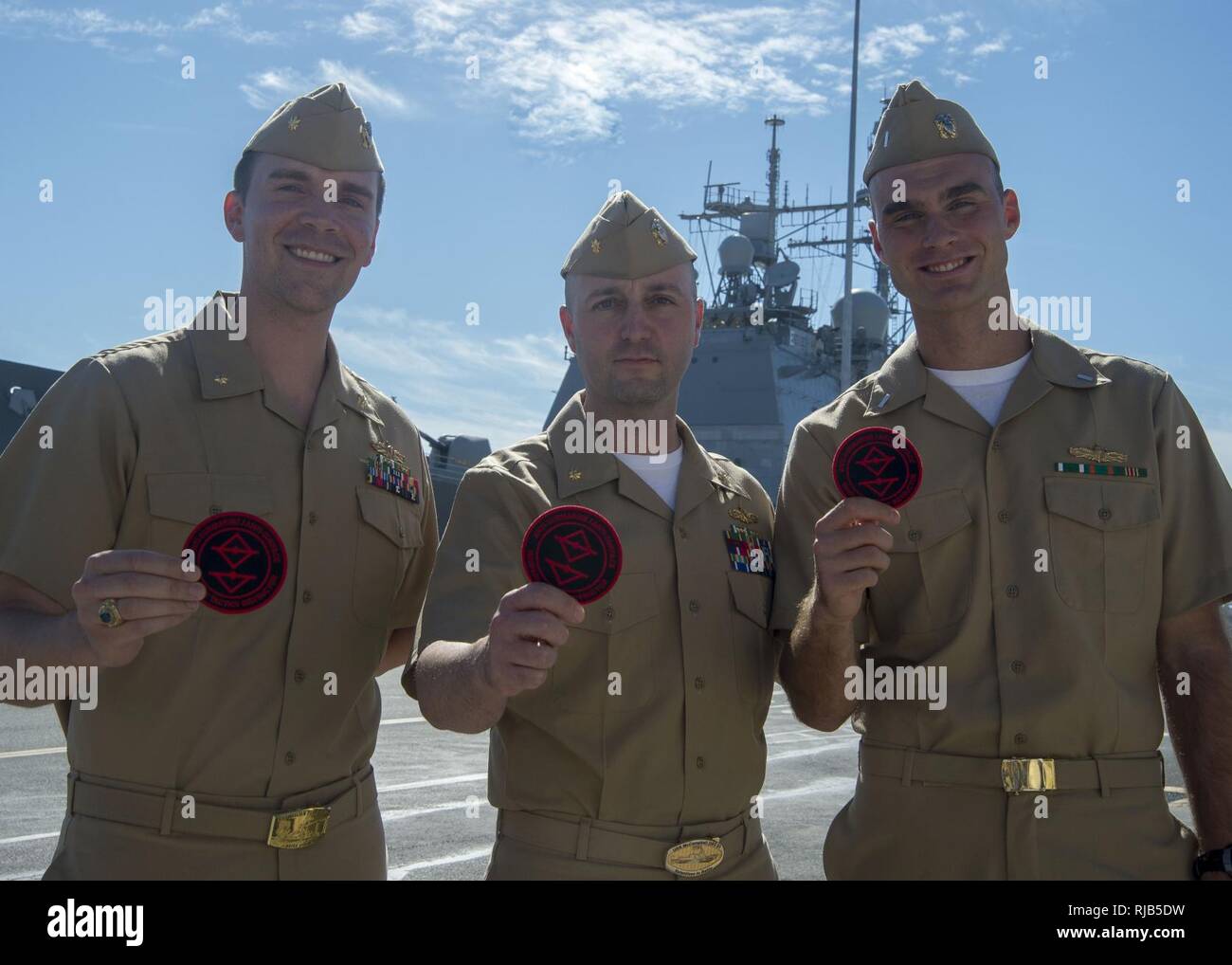 SAN DIEGO (nov. 4, 2016) onorare i laureati Lt. La Cmdr. Adam Miller, Lt. La Cmdr. Kevin McClellan, e il Tenentej.g Tyson Eberhardt. (Vuoto) è orgogliosa di presentare le loro tattiche di guerra istruttore (WTI) patch a essi ricevuta dopo la laurea dalla superficie navale e il mio combattimento Centro di sviluppo (SMWDC) anti-sommergibile/ant-superficie WTI corso presso la base navale di San Diego. L'onore-grad trio era tre di 17 laureati di SMWDC intensivo di 90 giorni del corso. SMWDC ha ora più di 100 WTIs nella flotta sollevando la tattica di competenza della marina attraverso tre superficie warfare discipline: aria integrato e missil Foto Stock