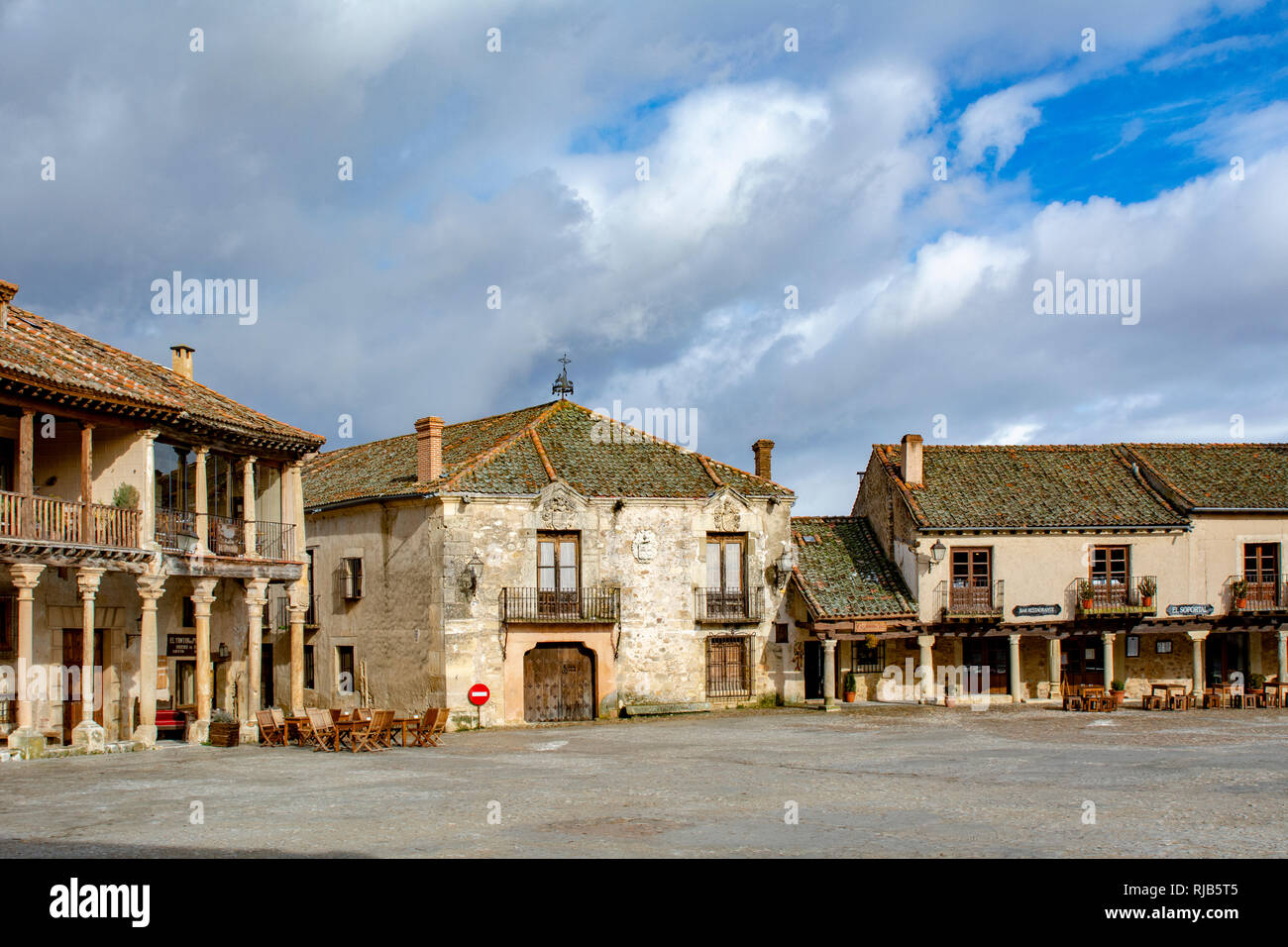 A Pedraza, Segovia, Spagna; Marzo 2018: Pedraza Borgo medioevale piazza principale tipica architettura Cityscape Foto Stock