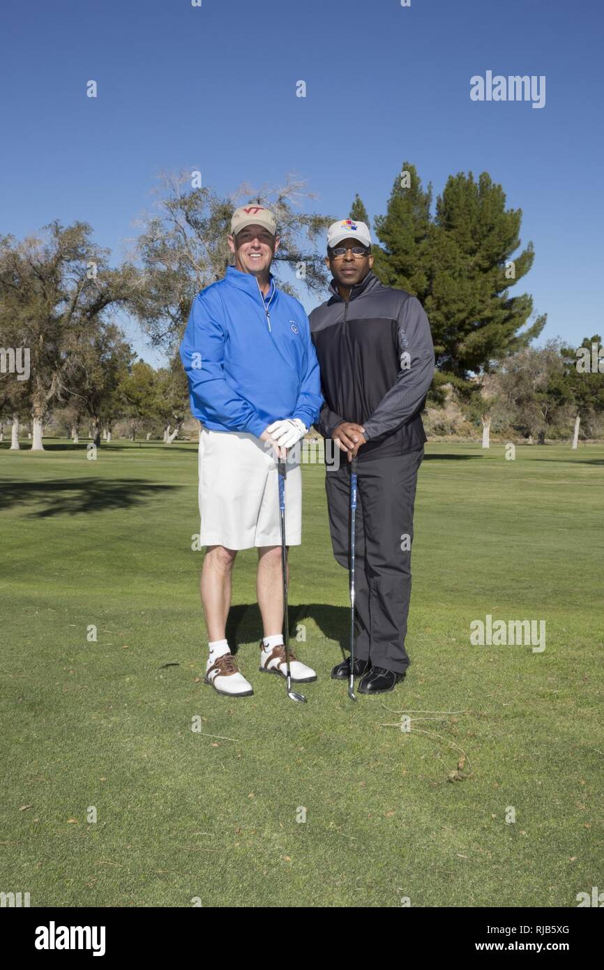 (Sinistra) Brigadiere Generale Kevin Killea, comandante generale, MCI West/MCB Camp Pendleton, e Col. Karega all'inizio del torneo di golf in seguito all'apertura del Marine Memorial Golf a bordo MCLB Barstow, nov. 2. Foto Stock