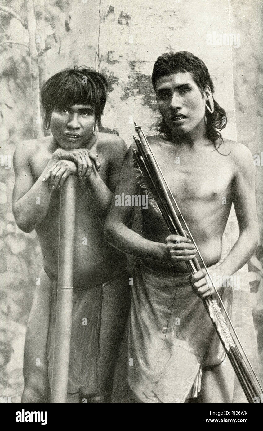 Due cacciatori indigeni, il Brasile Foto Stock