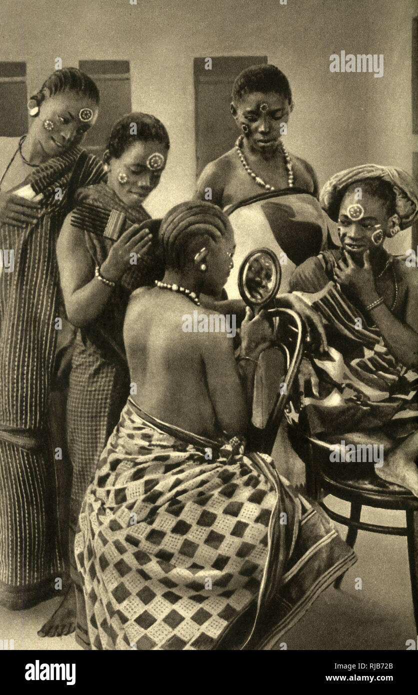 Il swahili donne dell'Africa orientale (poi parte dell'Impero Britannico), dressing reciprocamente i capelli. Foto Stock