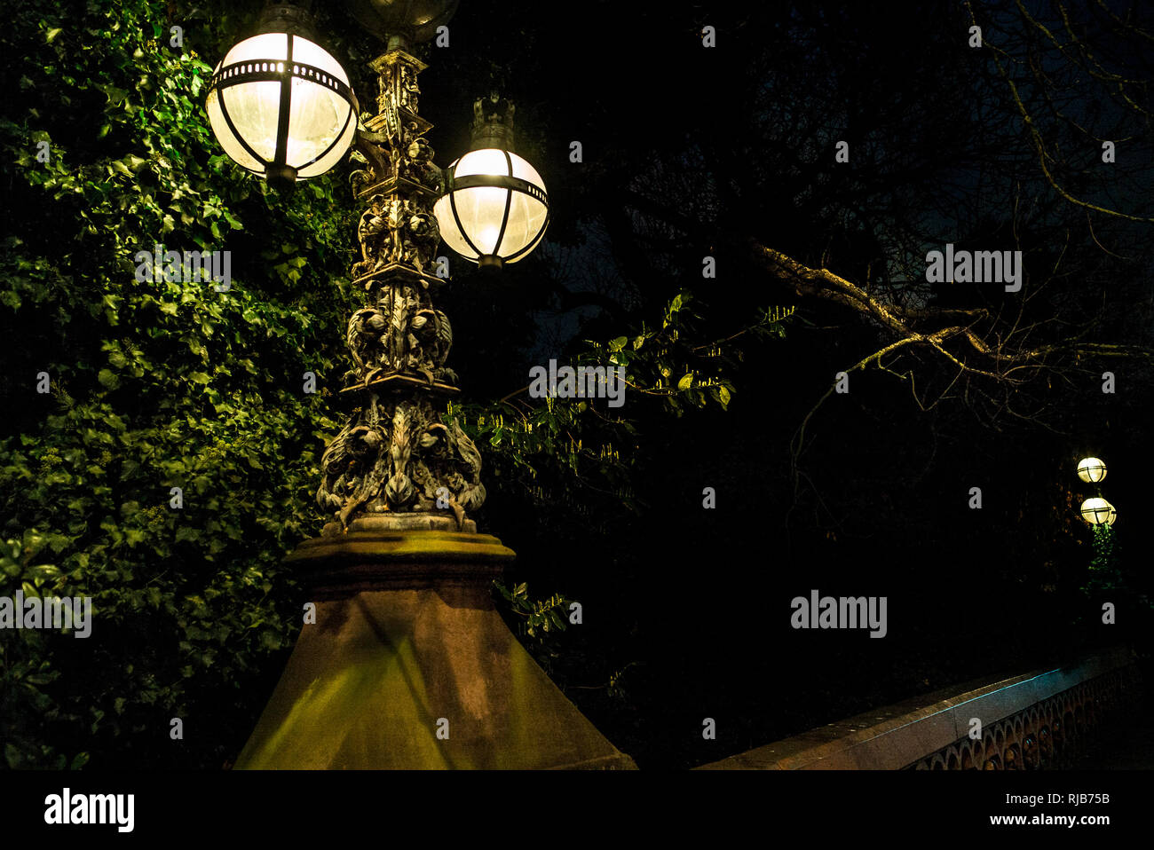 Gloucester Gate Bridge elaborati candelabri di bronzo shot di notte Gloucester gate vittoriano lampade Street Regents Park Royal Parks camden Foto Stock