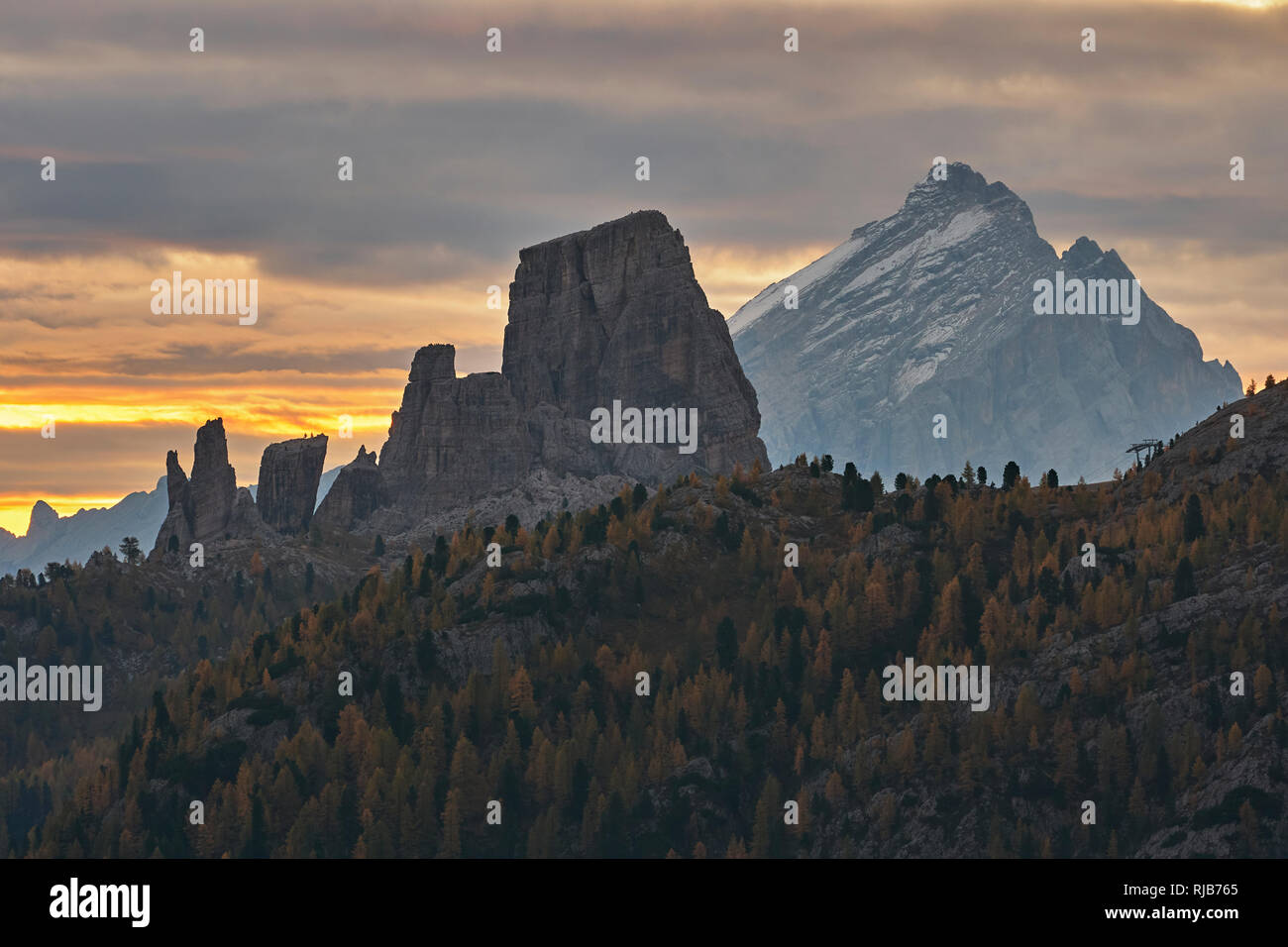 Le Cinque Torri, Cinque Torri, e Monte Antelao, il Re delle Dolomiti, Belluno, Veneto, Italia presso sunrise Foto Stock