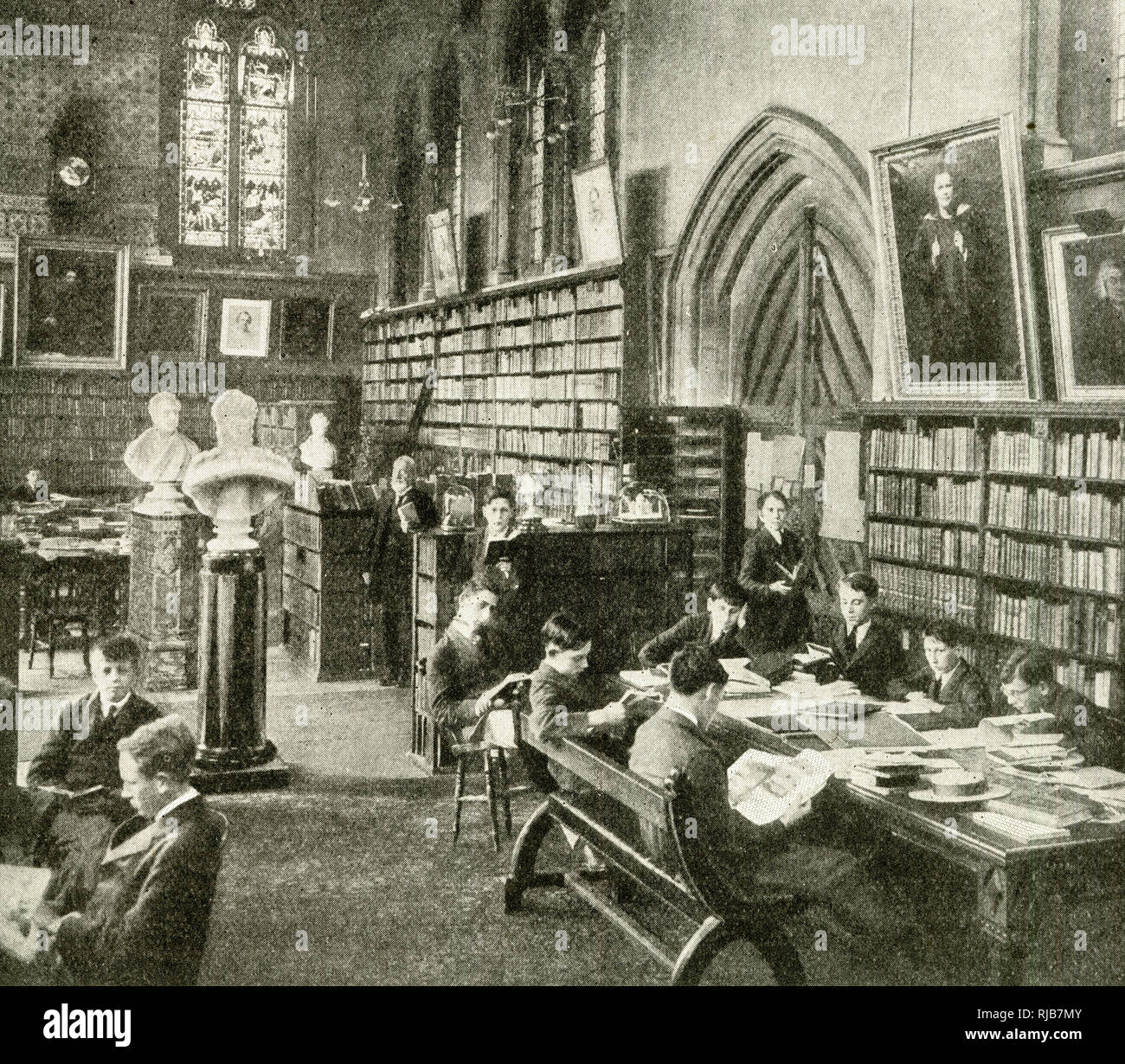 Studenti della biblioteca di Vaughan, della scuola di Harrow, del Middlesex Foto Stock