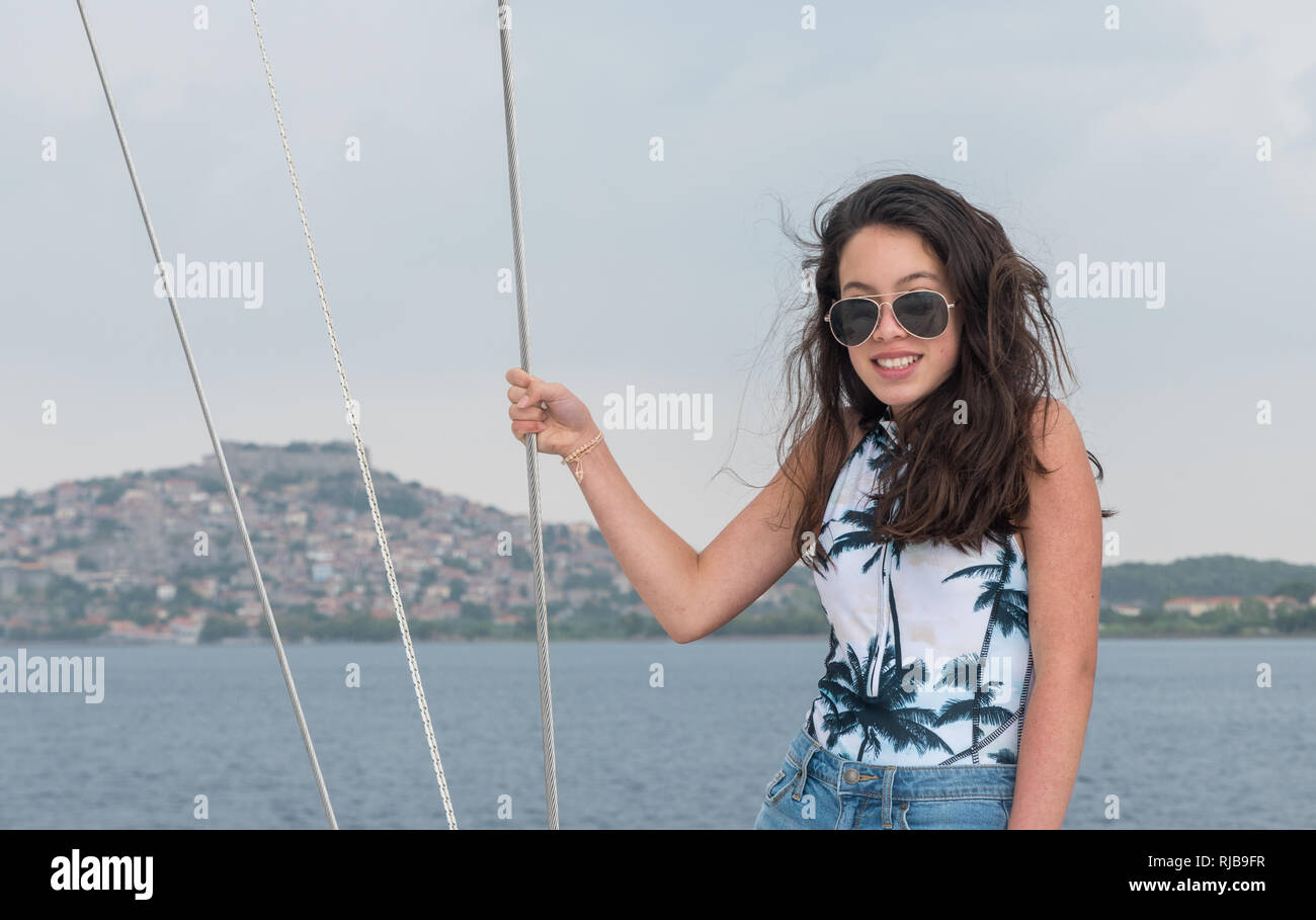 Young Teen ragazza con gli occhiali da sole sul ponte della barca a vela in  costume da bagno Foto stock - Alamy