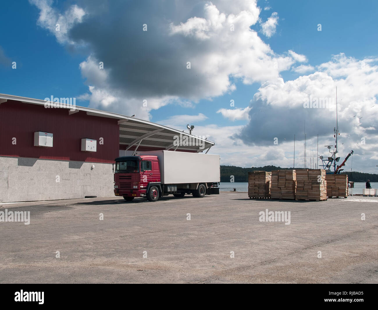 Industria della pesca. Porto di pesca con carrello e casse di legno pronta per il trasporto Foto Stock