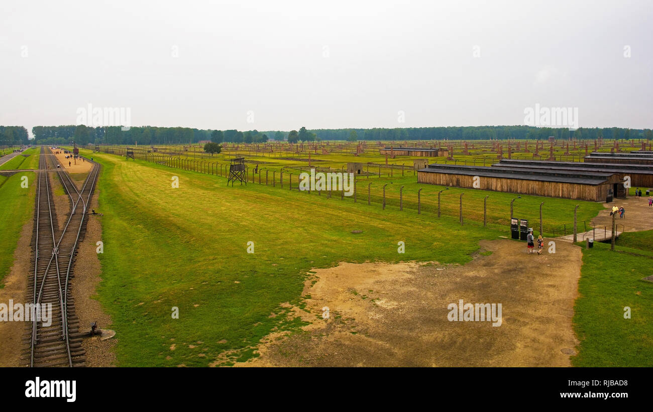 Oswiecim, Polonia - 11 luglio 2018. Birkenau-Auschwitz II vista dall'ingresso principale e la torre di guardia Foto Stock