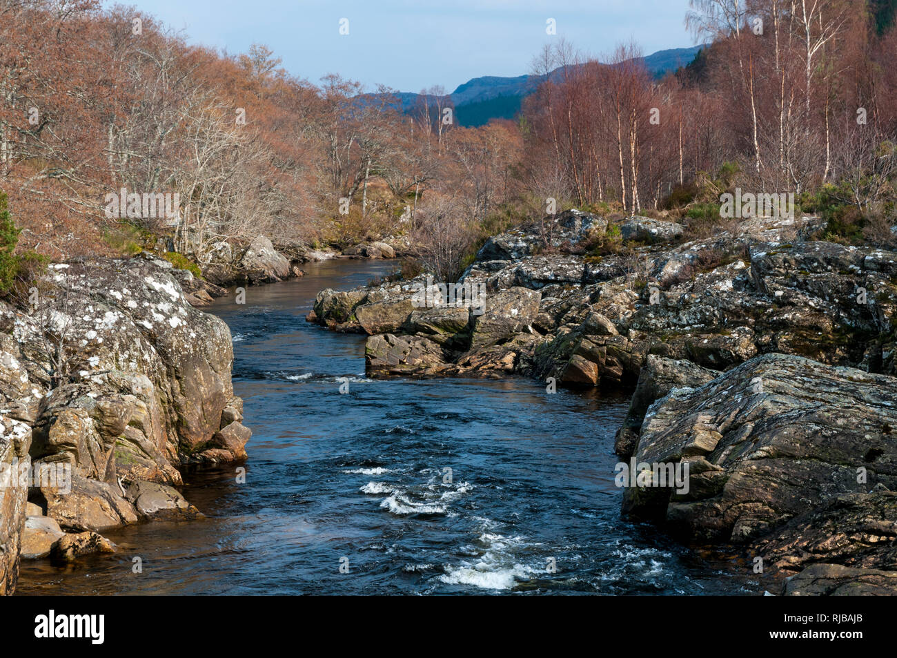 Una vista del fiume Meig fluente attraverso Strathconon su un luminoso giorno di primavera in Ross & Cromarty, Scozia. Marzo. Foto Stock