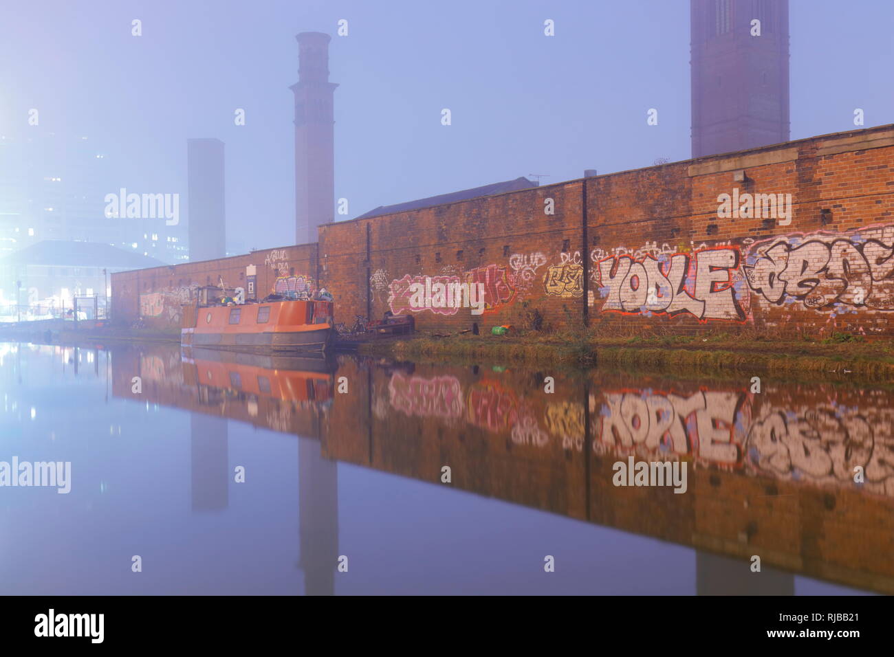 Riflessioni di Torre lavora a Granary Wharf nell'Aire & Calder navigazione in Leeds City Centre Foto Stock