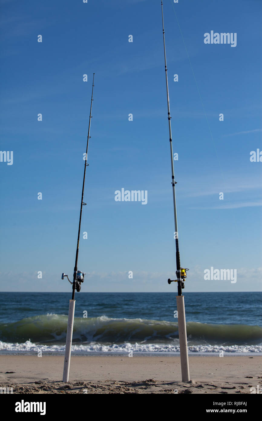 Questi 2 poli sono indipendente alto sulla spiaggia in attesa del loro pescatore per iniziare la loro giornata Foto Stock