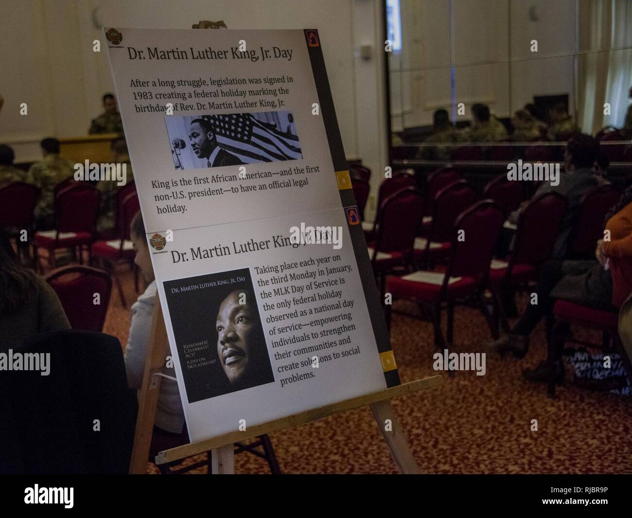 ANSBACH, Germania -- Un poster di informazioni riguardanti la vacanza federale in onore del dottor Martin Luther King Jr. ha salutato i visitatori a U.S. Presidio militare di Ansbach la ricorrenza annuale che porta il suo nome. La manifestazione è organizzata congiuntamente con il dodicesimo combattere la Brigata Aerea ogni anno e si svolge in Von Steuben centro comunitario su Bismark Kaserne. (Brevetto statunitense n. S. Esercito Foto Stock