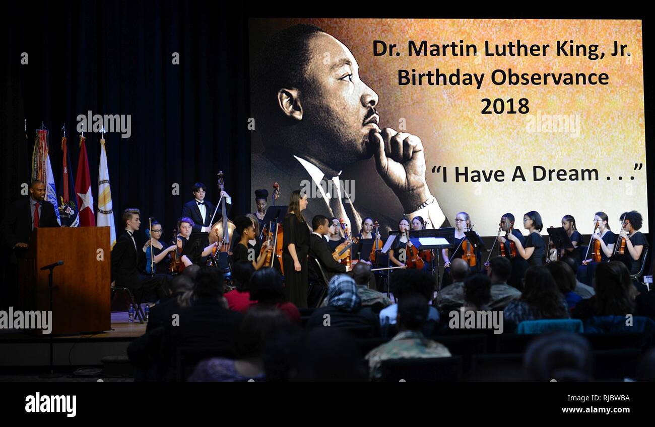 Il Woodside High School orchestra si prepara ad effettuare la Star-Spangled Banner a Fort Eustis' Wylie Theatre durante il dottor Martin Luther King Jr. celebrazione di compleanno a base comune Langley-Eustis, Virginia, 11 gennaio 2018. Il tema di questo anno è "ricordare! Celebrare! Act! Un giorno, non per un giorno!" Foto Stock