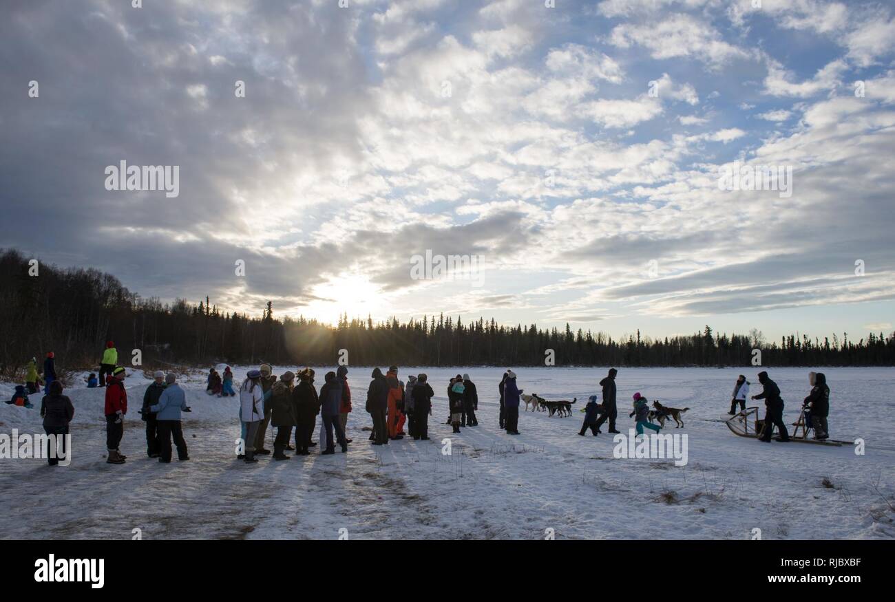 Uno Sled Dog team offre corse di Hillberg Ski Area visitatori a base comune Elmendorf-Richardson, Alaska, 14 gennaio 2018. Come parte della morale, il benessere e la ricreazione programma ospitato dal 673d forza squadrone di supporto e vita JBER Team, il Hillberg Ski Area offre quelli con accesso di base di una varietà di sport invernali e gli eventi. Foto Stock