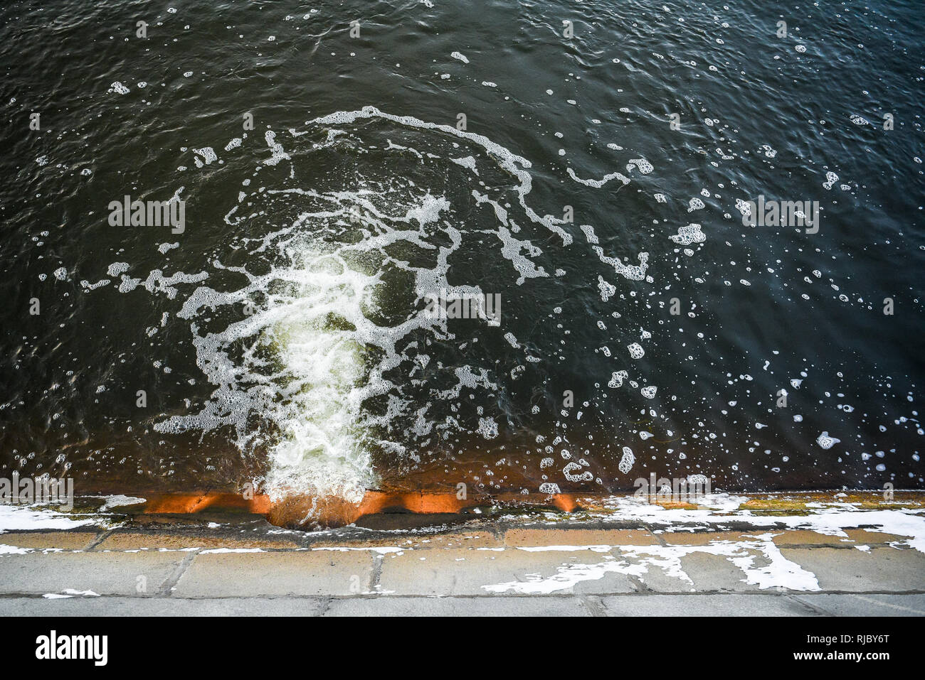 Incontrollate di inquinamento di acqua nel fiume con sostanze chimiche e tossiche Foto Stock