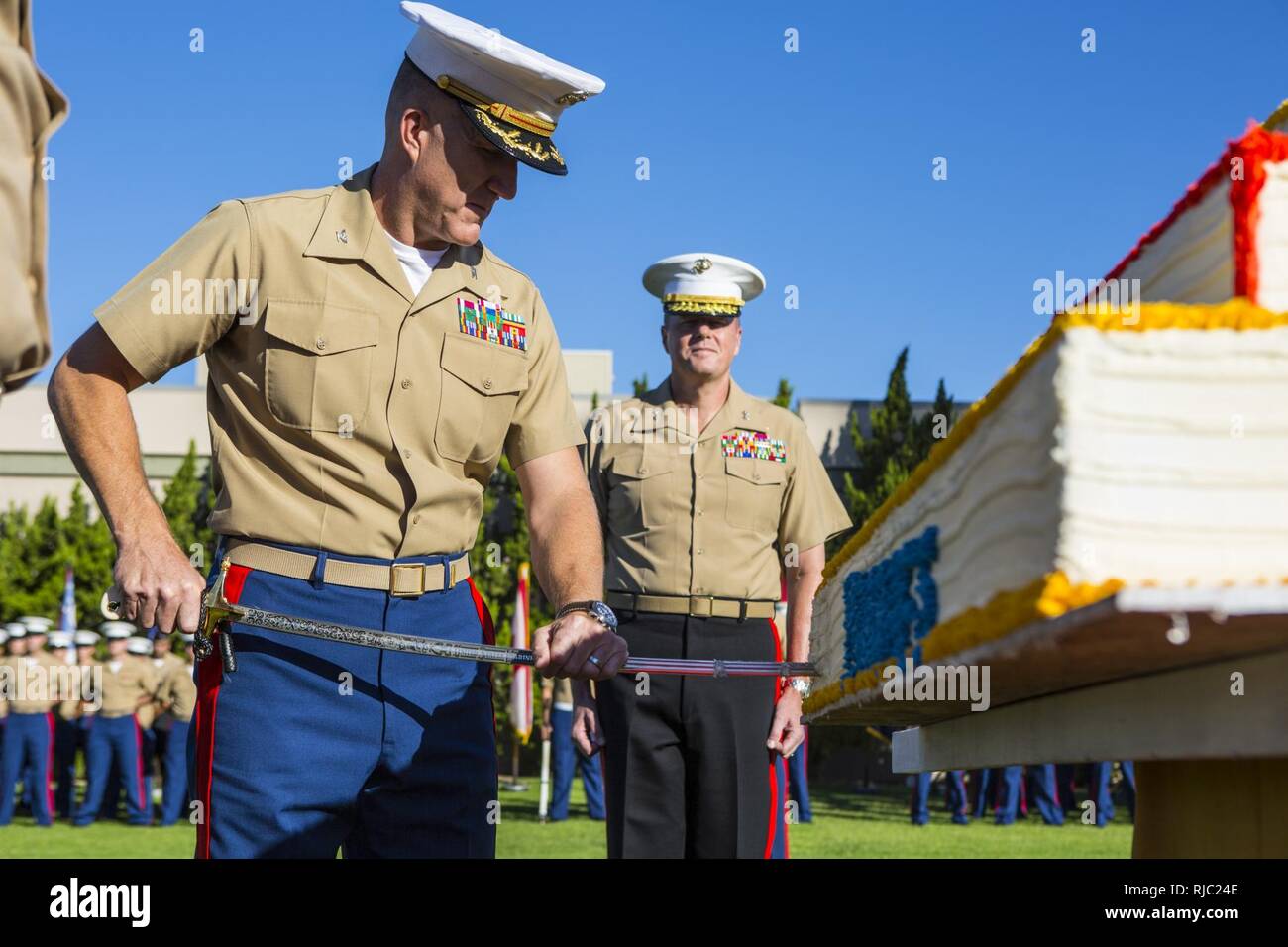 Col. Jason G. Woodworth, sinistra, comandante della Marine Corps Air Station Miramar, California, tagli un pezzo della tradizionale torta di compleanno con una spada mameluke al presente per l ospite d onore il Mag. Gen. Mark R. Wise, comandante generale di 3d aeromobili Marina Wing, durante una torta cerimonia del taglio per celebrare il compleanno di 241st del Marine Corps a bordo MCAS Miramar, nov. 2. Il tema di questo anno il compleanno è 'reunione"-un senso di rimanere collegati con ogni altro collegato con la nostra storia e di coloro che sono venuti prima di noi. Non importa in quale epoca di Marines battaglia combattuta dalla II guerra mondiale al Vietnam o Foto Stock