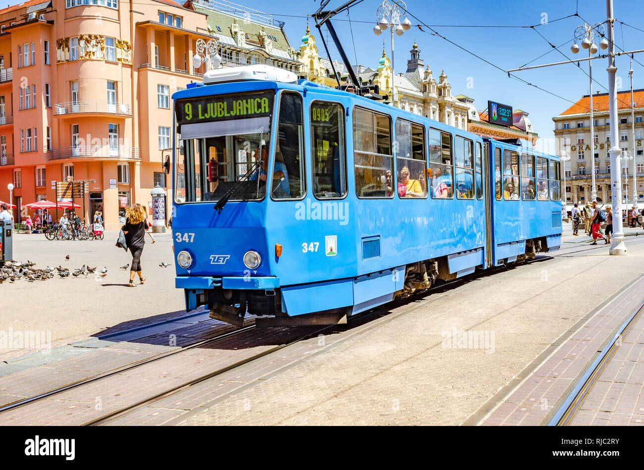 Piazza Ban Josip Jelacic con i turisti e i tram in un giorno di estate a Zagabria. Foto Stock