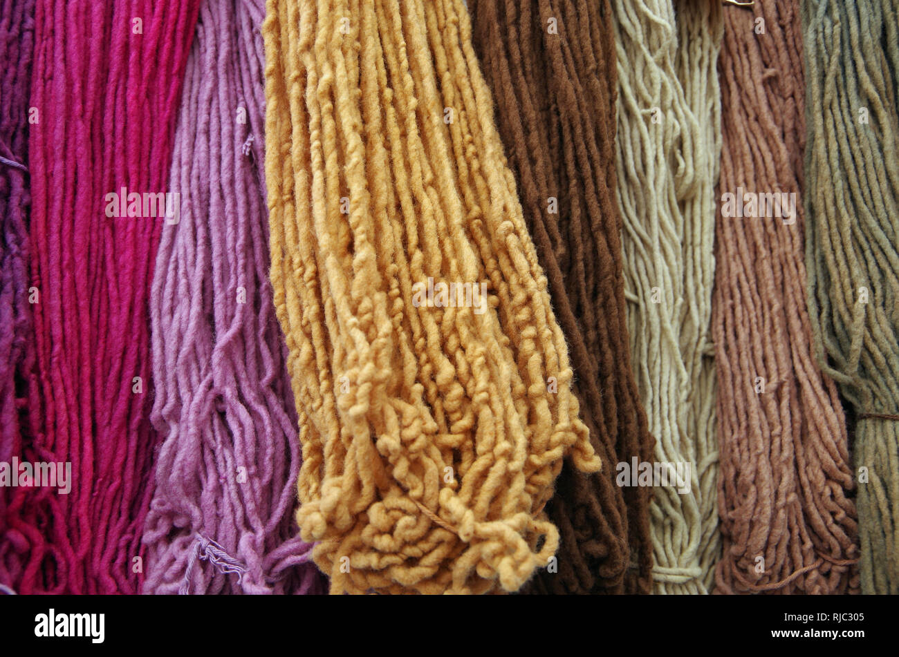 Lana Merinos colorati tessili tinti lungo appendere i fili Foto Stock