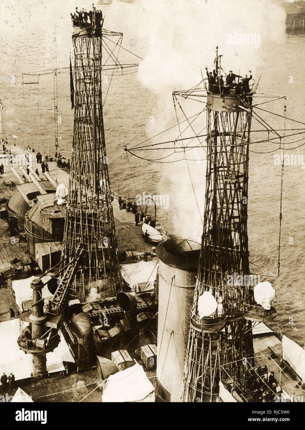 Guardando giù dopo il ponte e combattendo le cime della USS Nevada Foto Stock