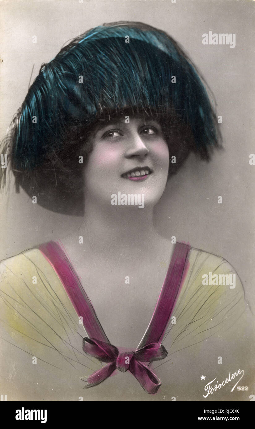 Modello italiano con cappello tinto in piuma di struzzo Foto Stock
