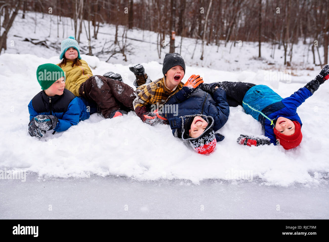 Cinque bambini seduti nella neve, Wisconsin, Stati Uniti Foto Stock