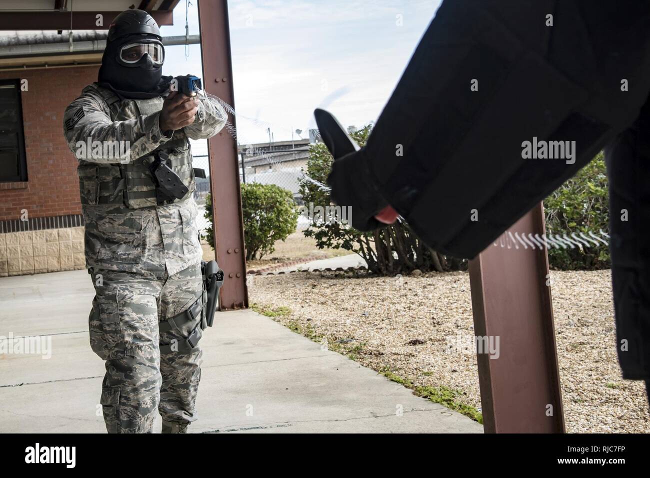 Tech. Sgt. Eddie Ingram III, 23d delle forze di sicurezza Squadron (FS) volo sergente, sinistro spara un taser al Senior Airman Brandon miglia, 23d unità FS trainer, gen. 8, 2018 a Moody Air Force Base, Ga. Il 23d SFS tenuto un "Shoot, non sparare, Engage" lo scenario di addestramento per aiutare a preparare i loro aviatori su come gestire situazioni in cui essi sono a fuoco la propria arma o semplicemente parlare con qualcuno. Foto Stock