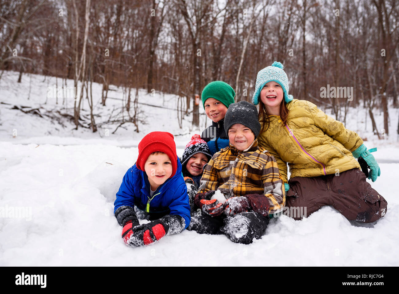 Cinque bambini seduti nella neve, Wisconsin, Stati Uniti Foto Stock