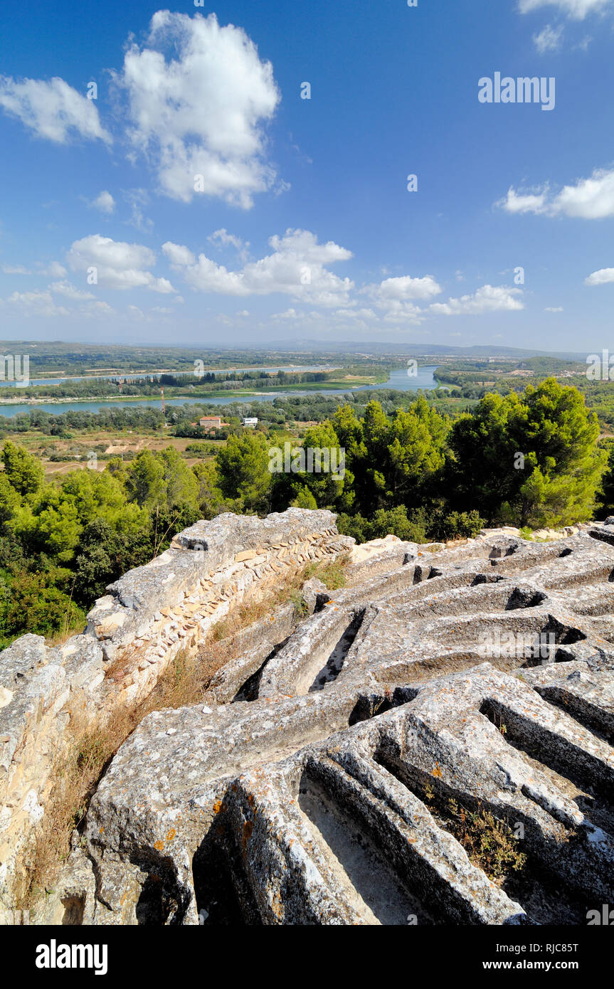 Dei primi Cristiani Rock-Cut tombe o cimitero theTroglodite al Monastero di San Romano, o Abbazia di Saint-Roman, che si affaccia sulla Valle del Rodano Beaucaire Foto Stock