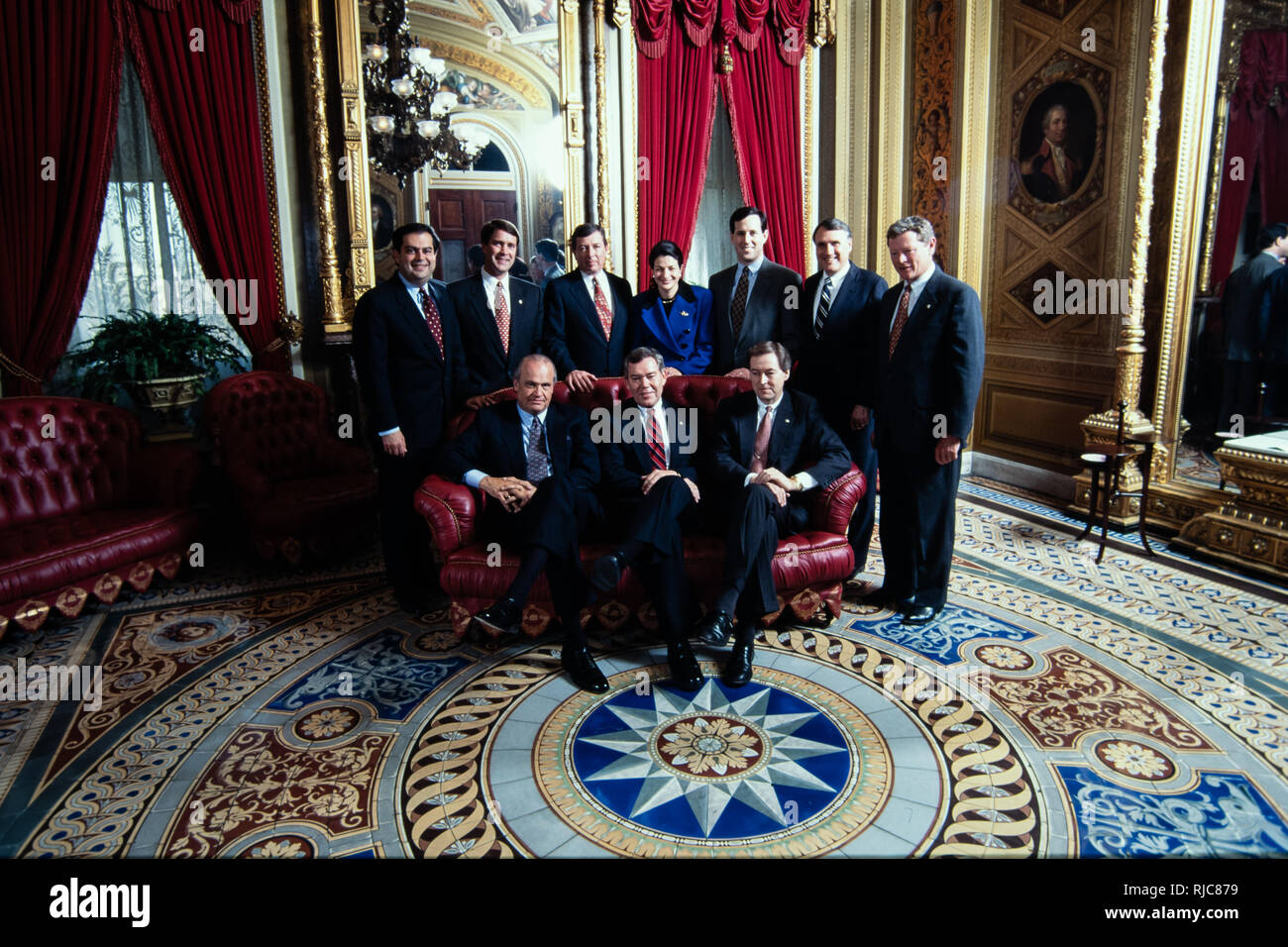 Appena eletto Senatore repubblicano per sedersi per una classe foto NEGLI STATI UNITI I membri del Senato gallery Marzo 14, 1995 a Washington, DC. Seduti da sinistra a destra sono: Fred Thompson, Craig Thomas e asta grammi. In piedi da sinistra a destra: Spencer Abraham, Bill prima, John Ashcroft, Olympia Snowe, Richard Santorum, Jon Kyl e Jim Inhofe. L'intero Senato della matricola classe della 104th congresso è composta di membri repubblicana. Foto Stock