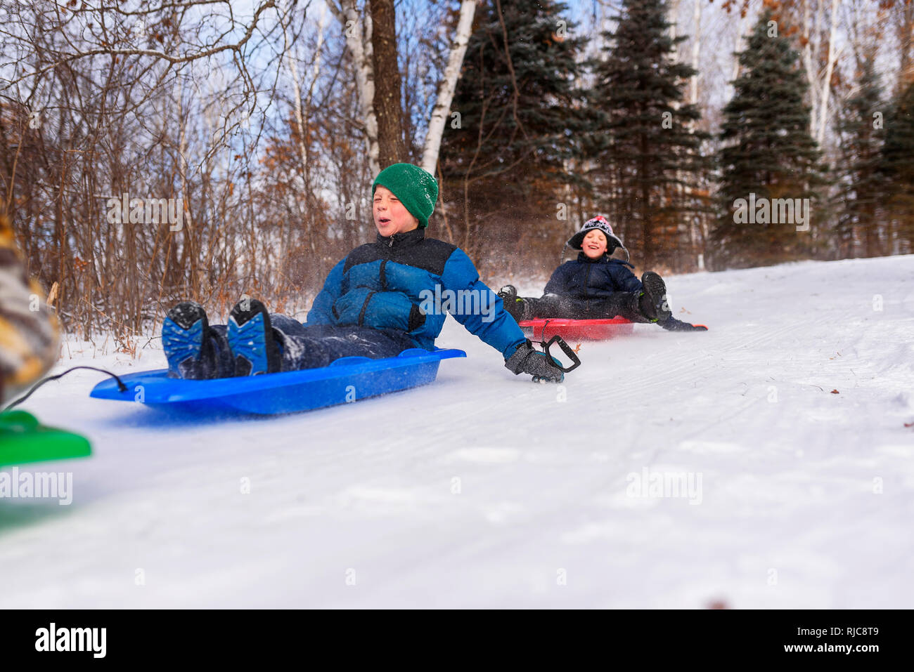 Due ragazzi su una slitta a ridere, Wisconsin, Stati Uniti Foto Stock