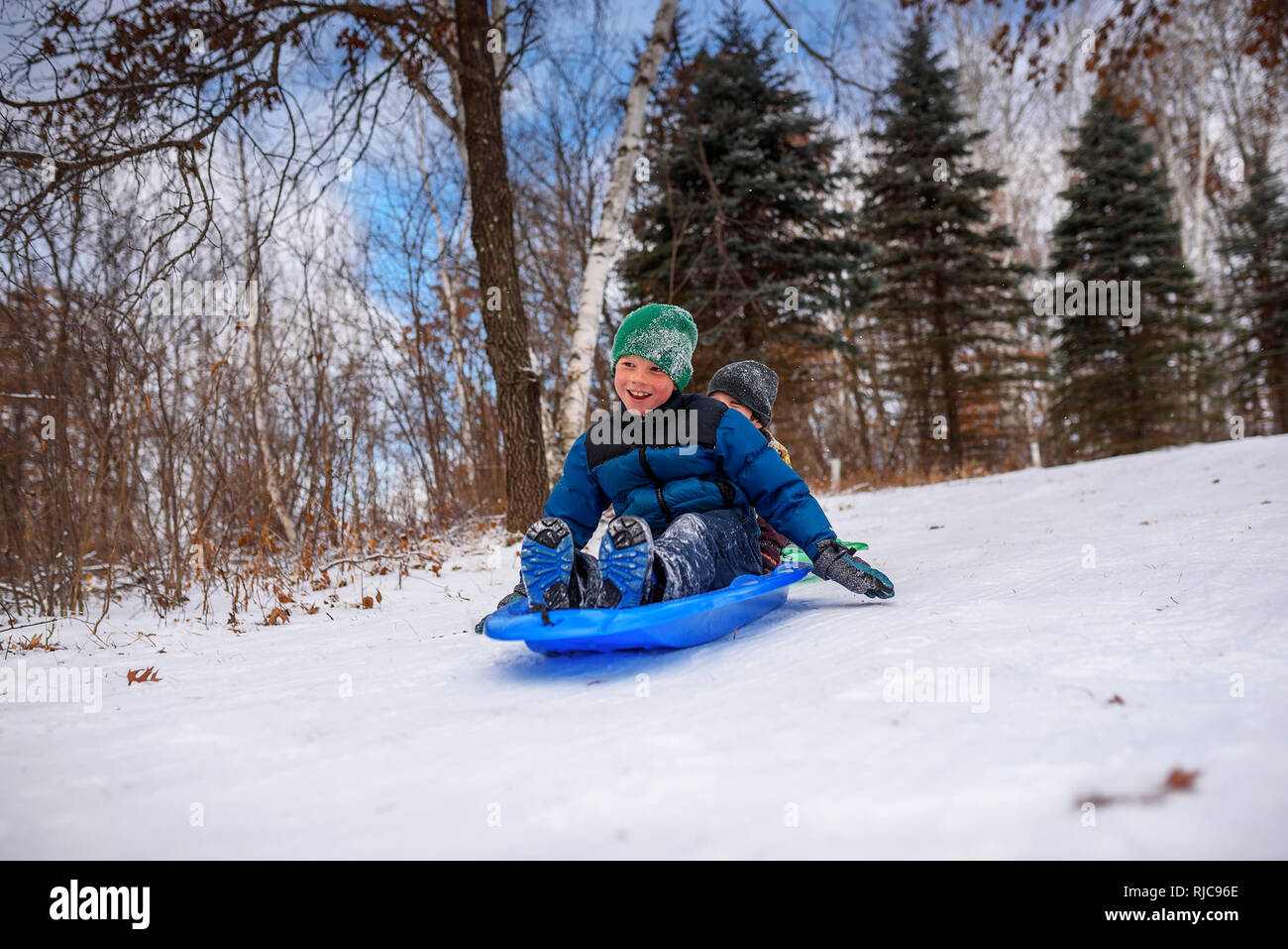 Due ragazzi su una slitta a ridere, Wisconsin, Stati Uniti Foto Stock