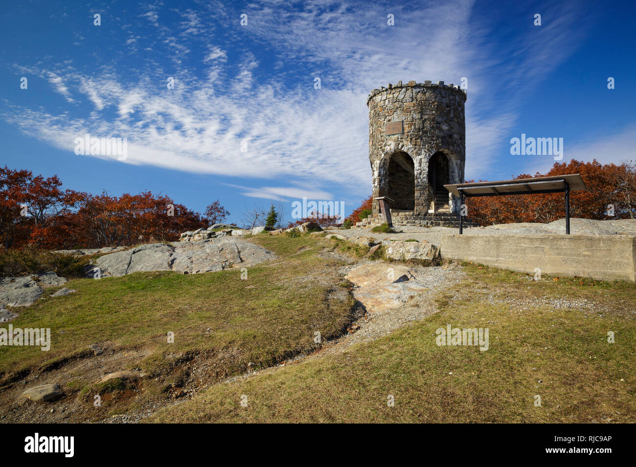 Mt. Battie torre sulla cima di Mt. Battie in Camden Hills, Stato Park a Camden, Maine, Stati Uniti d'America durante i mesi autunnali. Foto Stock