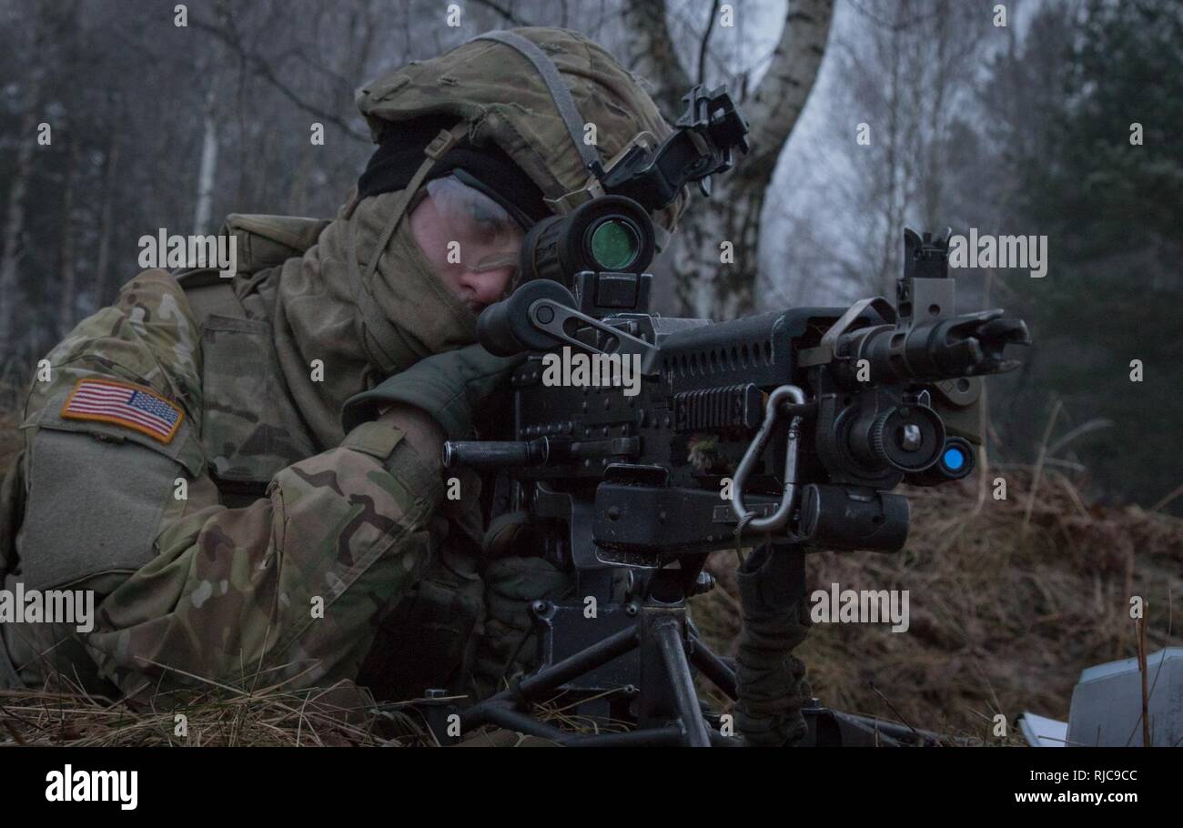 Pvt. Sebastian Murphy, un fante assegnato a Kronos di truppe, 3° Stormo, 2° reggimento di cavalleria, tira la sicurezza con il suo M249 squad arma automatica (SAW) durante il Bull Run III vicino al Bemowo Piskie Area Formazione, Polonia, Gen 9, 2018. Murphy, Lodi, Wis. native, è una parte dell'esclusiva, multinazionale battle group, composta di Stati Uniti, Regno Unito, croato e soldati rumeni servire con il polacco della XV Brigata meccanizzata come una forza di dissuasione nel nord-est della Polonia a sostegno della NATO in avanti rafforzata presenza. Foto Stock