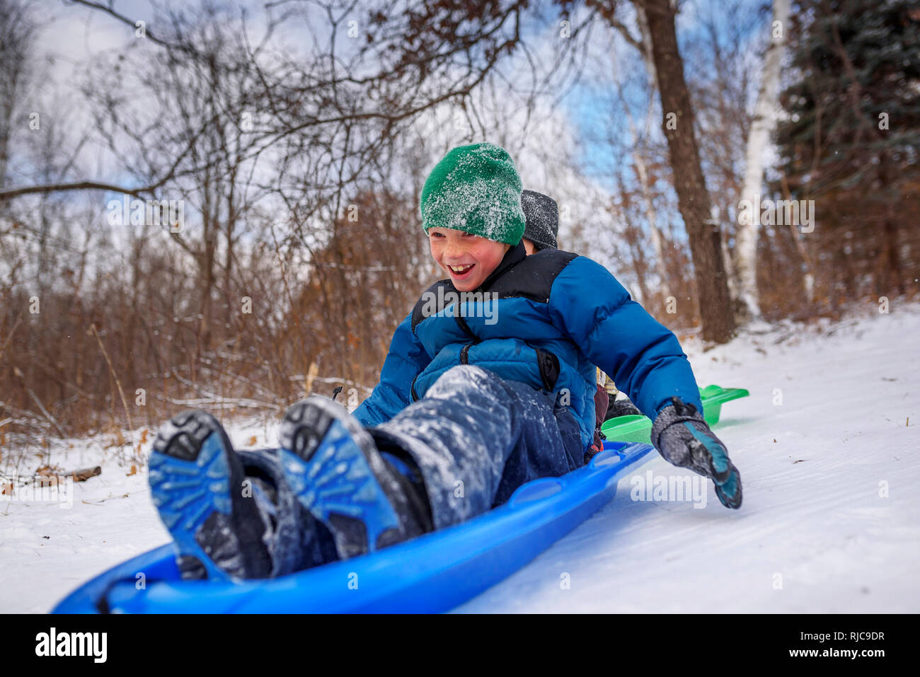 Due ragazzi su una slitta a ridere, Wisconsin, Stati Uniti Foto Stock