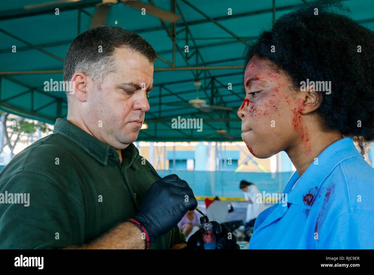 Rohm Kern un trucco artisti dal sud della Florida, crea ferisce simulato da un volontario in una formazione congiunta esercitare all'Homestead-Miami Speedway in Miami, Fla. gen. 11, 2018. Questo JTE focalizzata sulla creazione di capacità di risposta e la perfetta la transizione tra il primo locale i soccorritori e il follow-sul supporto fornito da La Guardia Nazionale e Active duty soldati. (Brevetto statunitense n. S. Esercito Foto Stock