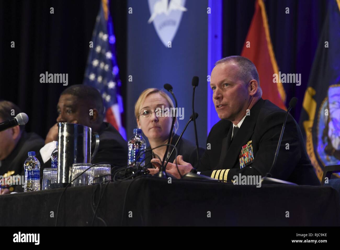 La città di cristallo, Va. (GEN. 10, 2018) Capt. Steve Murray affronta i partecipanti durante la superficie Warfare Domains-Integrating per vincere il pannello in corrispondenza della superficie marina dell'Associazione trentesimo Simposio Nazionale. Il simposio di quest'anno si concentra su 'Surface forze e integrazione del modello di protezione tra domini", evidenziando le procedure comuni e gli esercizi combinati in aereo, terrestre e marittimo, lo spazio e il cyberspazio domini in preparazione per un più potente e navale integrato forza di superficie. Foto Stock