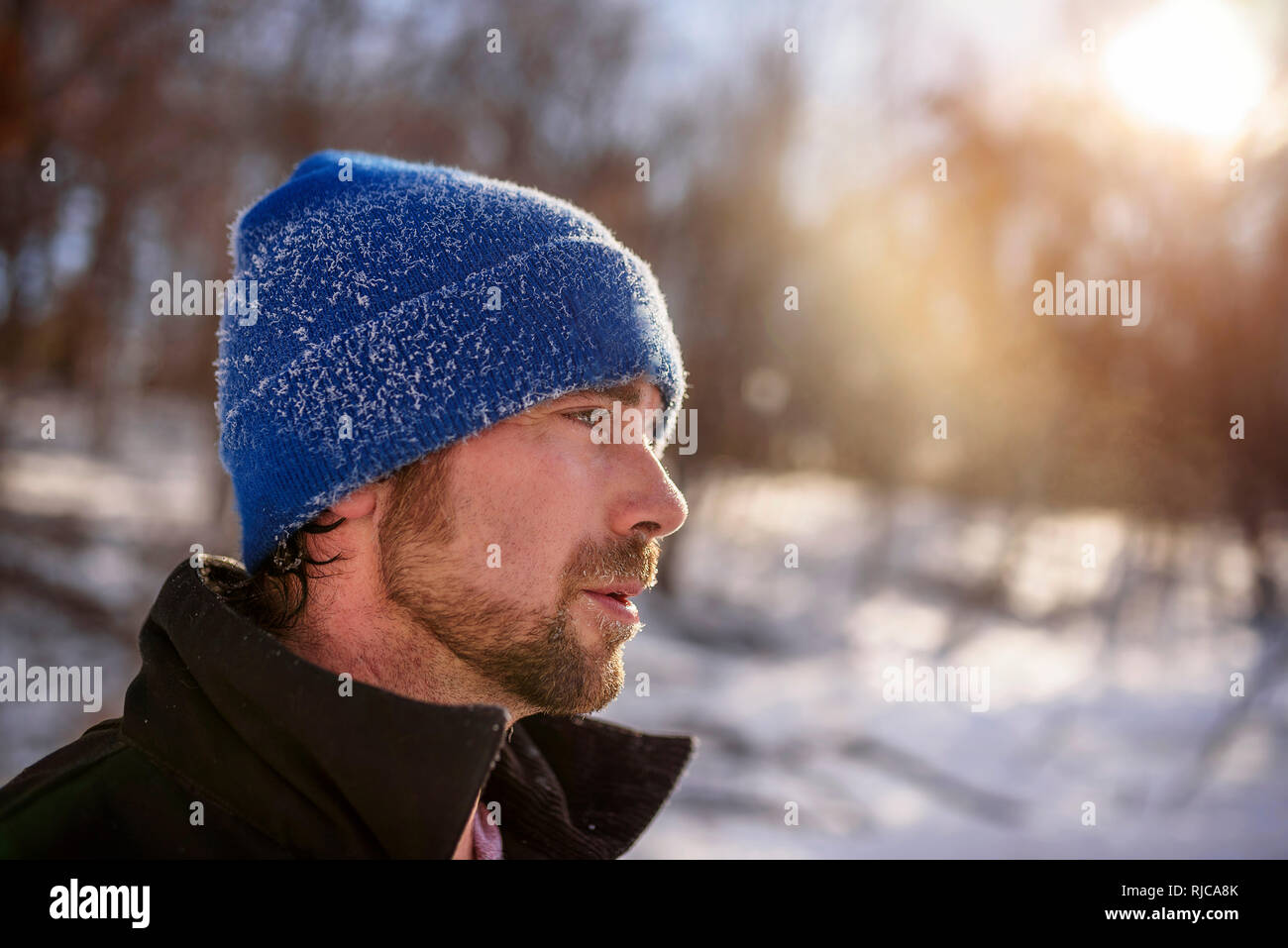 Ritratto di un uomo in piedi in una foresta invernale, Wisconsin, Stati Uniti Foto Stock
